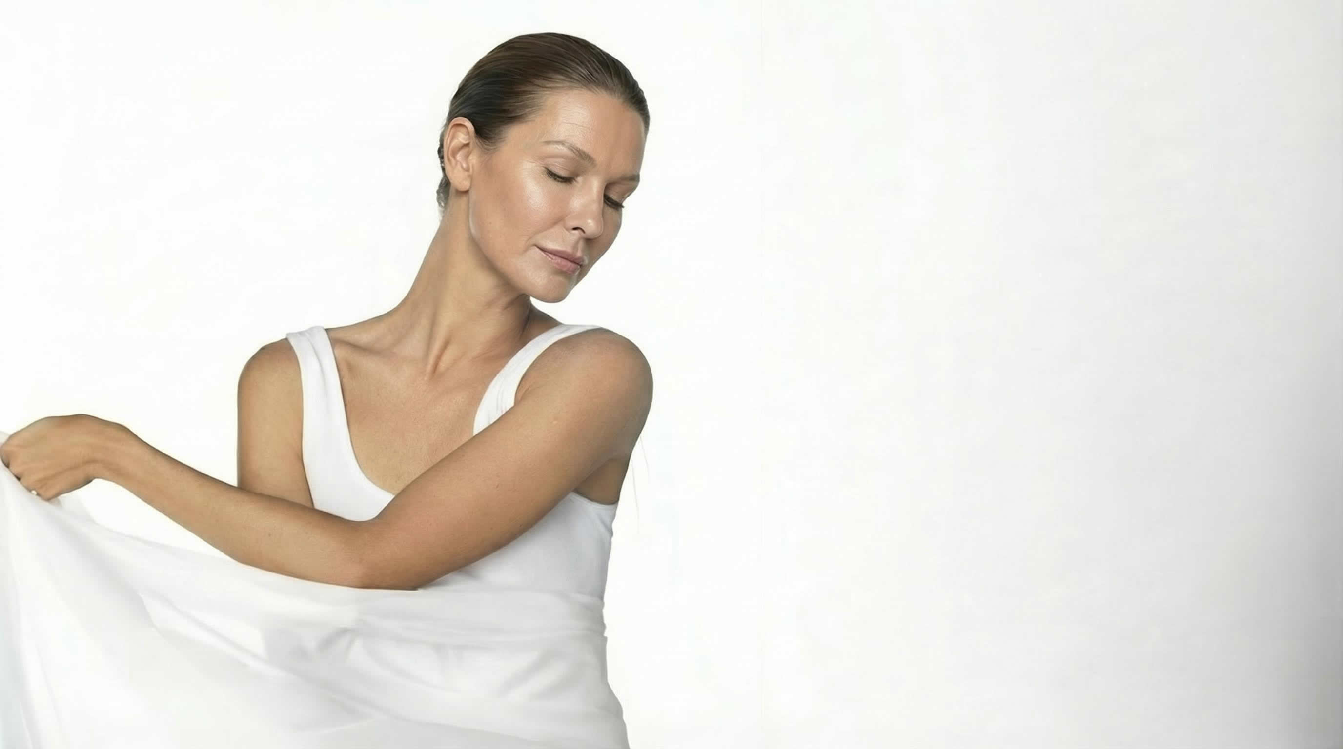 Application of X115 BODY anti-ageing body cream