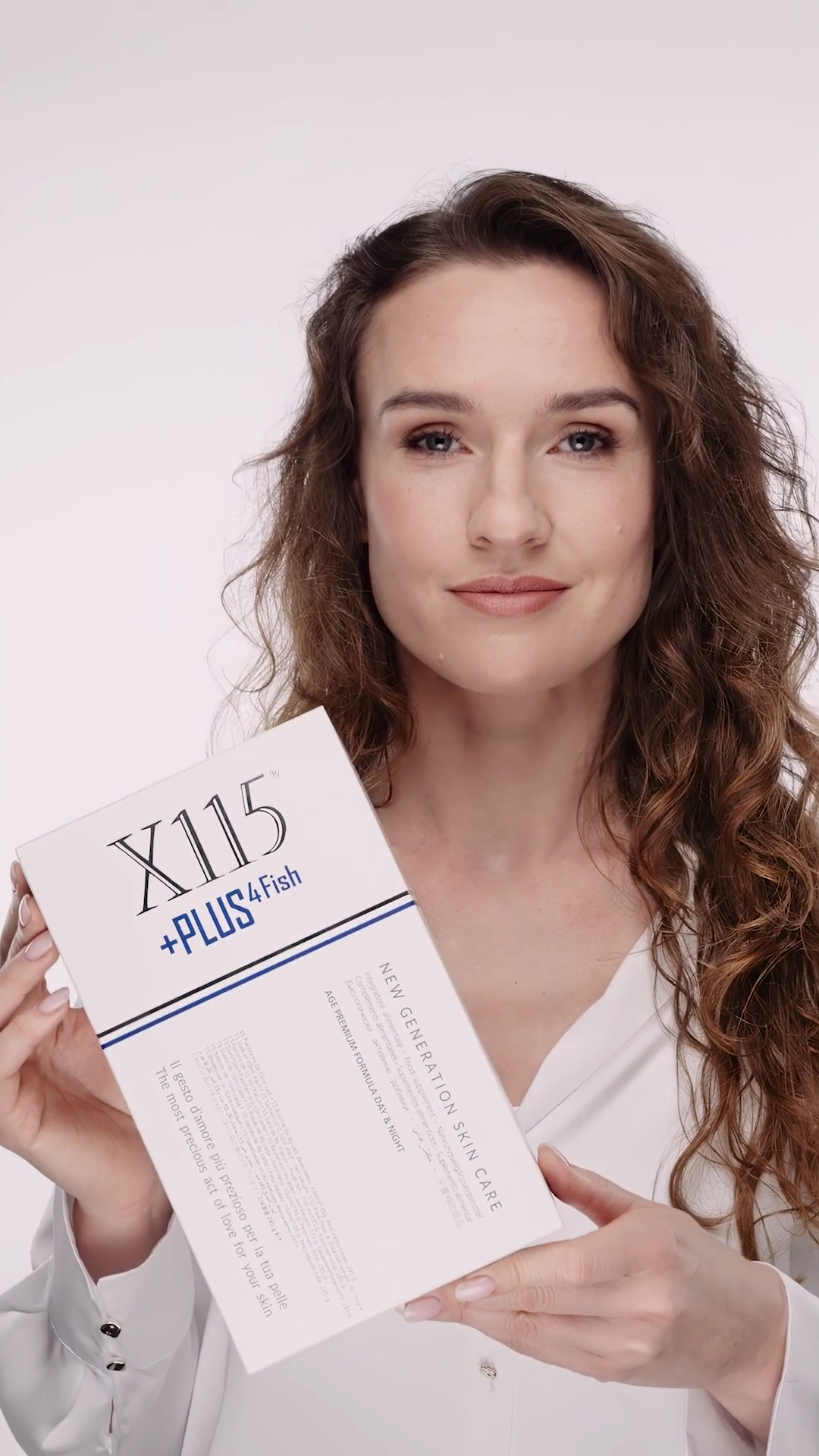 La modella presenta il cofanetto X115 +PLUS4 FISH