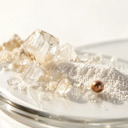 Cristalli minerali e polvere fine