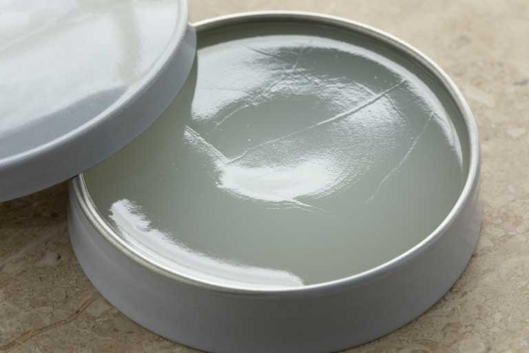 Vaselina | Petrolatum | Benefici e Rischi per la Pelle
