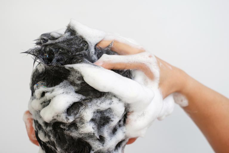 Shampoo alla Caffeina | Benefici contro la Caduta dei Capelli