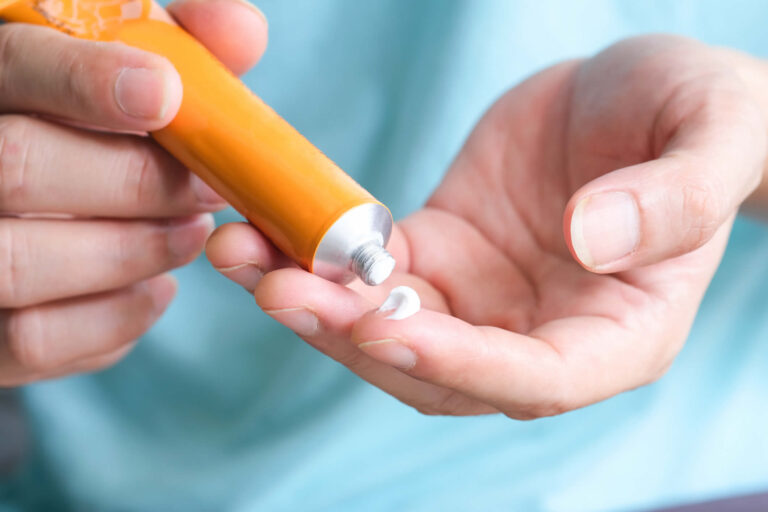Crema al Cortisone | Tipi, Usi, Dosi Sicure | Rischi, Controindicazioni